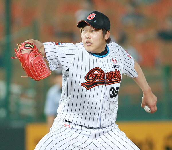 호투후 마운드를 내려오는 송승준 그리고 이명우